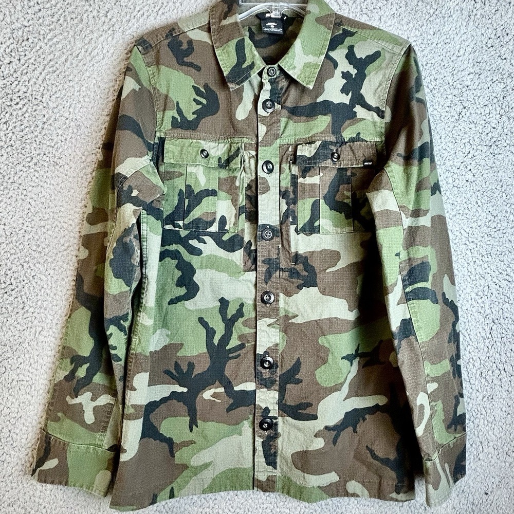 Nike SB Men Shirt Size Small Camo Button Up Pockets Long Sleeve Collar